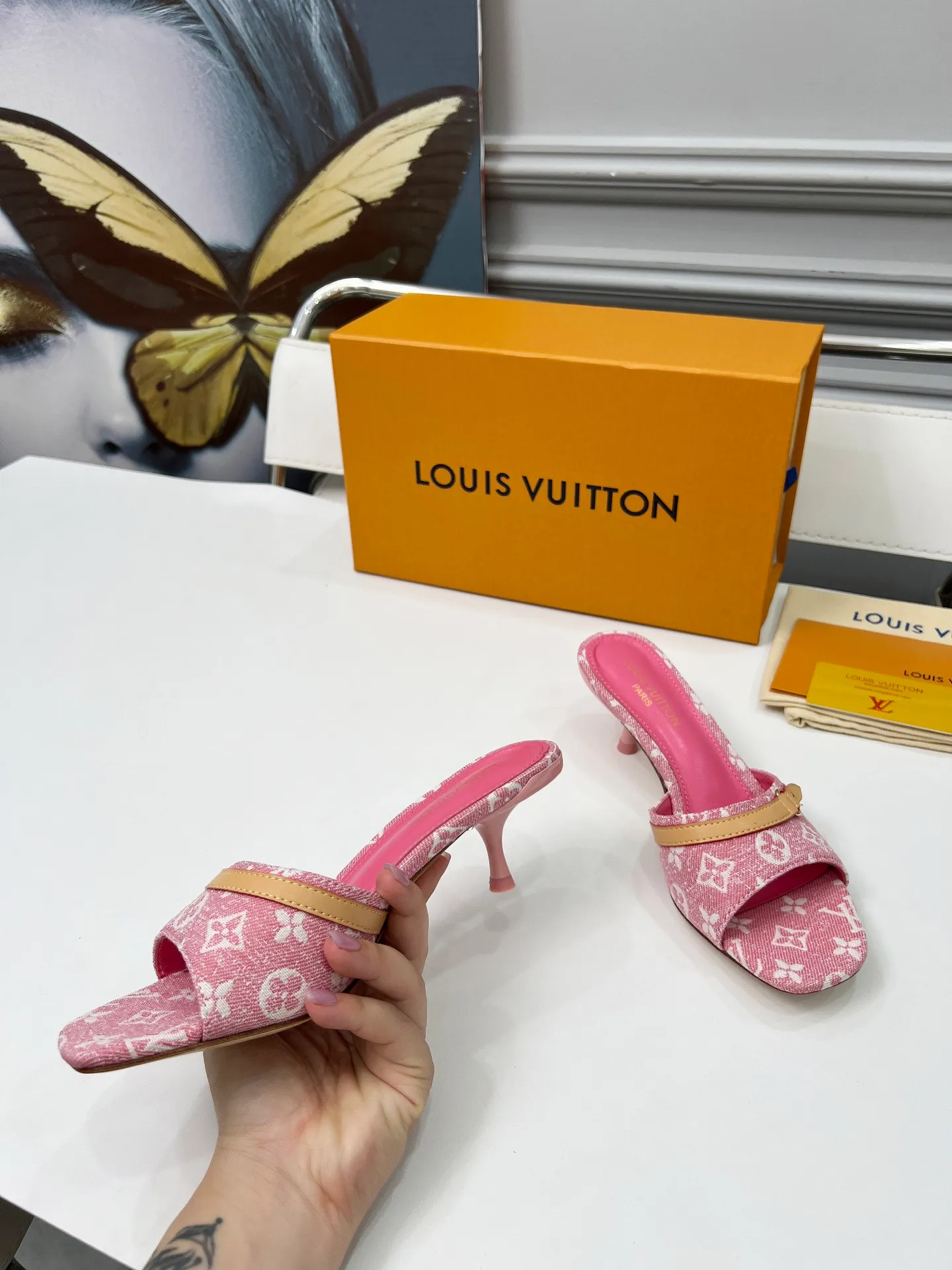 👟👟Ex-factory price 440👟👟 LV new denim kitten heel slippers 2025 summer must-have for goddesses, original replica, super comfortable on the feet. Show off the queen's temperament, the heel height is 9.5CM, which shows your temperament without being tiring. Leather outsole. Standard code: 35-42 (41 and 42 codes are customized, non-returnable and non-exchangeable)
